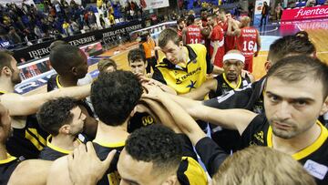 Los jugadores del Iberostar Tenerife y el Montakit Fuenlabrada tras el partido.