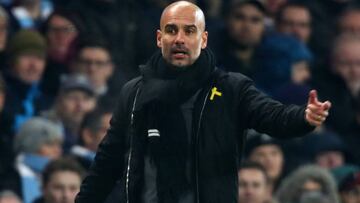 Pep Guardiola, con el lazo amarillo para pedir la libertad de los Jordis, durante el partido de Premier League entre Manchester City y Tottenham Hotspur.