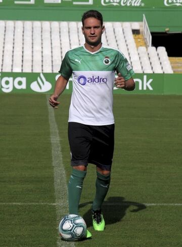 Cuarto máximo goleador de la historia de Segunda División con 124 tantos. Tras marcar goles en Celta de Vigo, Osasuna, Sporting de Gijón o Alcorcón, ahora ha optado esta temporada con 34 años por bajar a Segunda B para jugar en Ferrol.