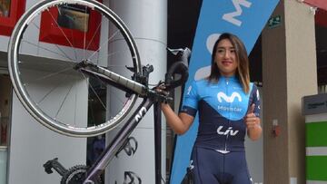 La ciclista Miryam Núñez posa con el maillot del Movistar Team Ecuador.