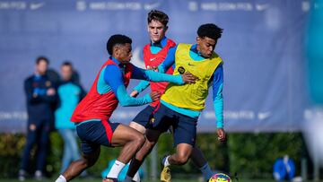 Lamine Yamal, ante Balde en un entrenamiento del Barça.