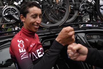 Egan Bernal se convirtió en el tercer colombiano de toda la historia en vestir el Mailot amarillo. Emotivo momento del nacido en Zipaquirá. 