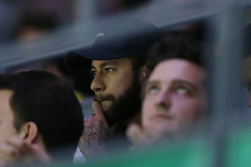 El delantero brasileño del París Saint-Germain Neymar no quiso perderse el partido de Rafa Nadal frente al ruso Karen Khachanov. 