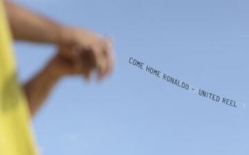 Pancarta de los seguidores del Manchester pidiéndole a Cristiano Ronaldo que vuelva a casa.