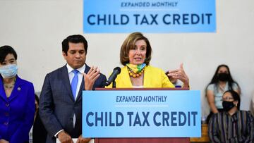 La presidenta de la C&aacute;mara de Representantes de los Estados Unidos, Nancy Pelosi, con los representantes estadounidenses Jimmy Gomez (2a izquierda) y Judy Chu (izquierda), habla en un evento para crear conciencia sobre el Cr&eacute;dito Tributario por Hijos, en Los &Aacute;ngeles, California, el 15 de julio. 2021.