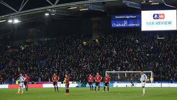 Los jugadores esperan una decisi&oacute;n del VAR en un partido de la FA Cup, en Inglaterra