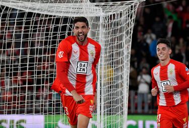 El Almería busca un central y un pivote