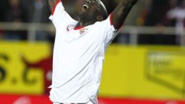 <b>FELIZ. </b>Babá celebró a lo grande su estreno goleador en el Sevilla.