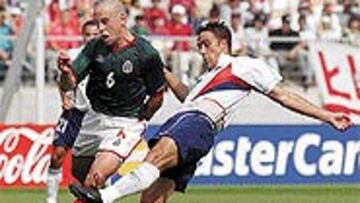 <B>NECESIDAD</B>. El Sevilla espera vender al mexicano Torrado.