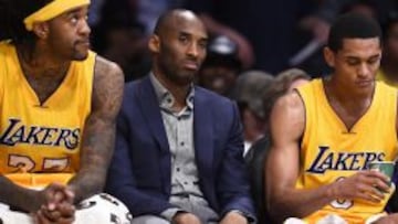 Kobe Bryant está lejos de ser el que fue, y además su salario impide la remodelación del equipo.