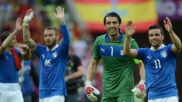 El autor del gol de Italia, Antonio Di Natale, celebra con sus compañeros el empate ante la Selección española.