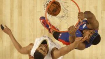 Andre Drummond machaca el aro ante Anthony Davis.