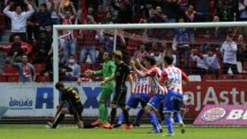 Los jugadores del Sporting celebran el gol del triunfo.