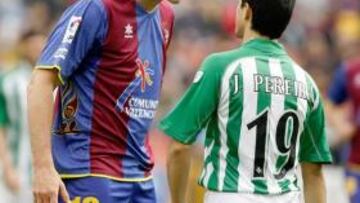 <b>DEBUT AMARGO. </b>Sergio Ballesteros y Jonathan Pereira (que jugó sus primeros minutos como verdiblanco), discuten durante el partido.