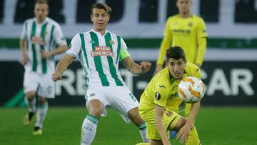 Soccer Football - Europa League - Group Stage - Group G - SK Rapid Wien v Villarreal - Allianz Stadion, Vienna, Austria - November 8, 2018  Rapid Wien&#039;s Stefan Schwab in action with Villarreal&#039;s Santiago Caseres   REUTERS/Heinz-Peter Bader