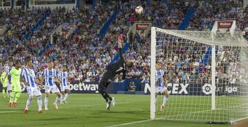 El portero del Leganés sostuvo a su equipo con una doble intervención espectacular a disparos de Coutinho y Rakitic. 