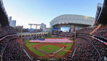 Hogar de los Astros, el Minute Maid Park tuvo su apertura en el 2000 con el juego de exhibición de los locales y los New York Yankees. Más de 42 mil asistentes pueden darse cita a los juegos del conjunto de Houston.