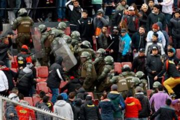 El año pasado, graves incidentes protagonizaron hinchas de Colo Colo en un duelo ante Barnechea en el Estadio Nacional. 