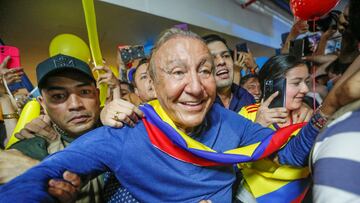 Colombian centre-right presidential candidate Rodolfo Hernandez of Anti-Corruption Rulers' League Party, greets his supporters after his arrival at Palonegro International Airport in Bucaramanga, Colombia May 21, 2022. REUTERS/Stringer NO RESALES. NO ARCHIVES
