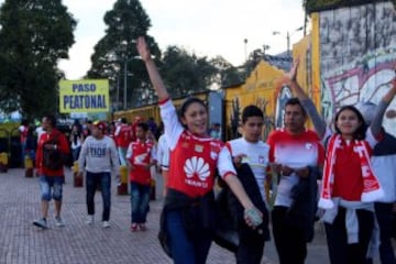 Marea roja: Los hinchas vivieron la novena de Santa Fe