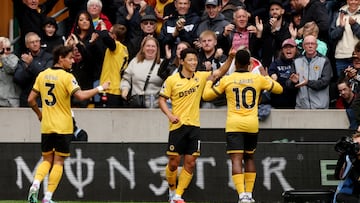 Soccer Football - Premier League - Wolverhampton Wanderers v Everton - Molineux Stadium, Wolverhampton, Britain - August 30, 2025 Wolverhampton Wanderers' Hwang Hee-chan celebrates scoring their first goal with Jhon Arias REUTERS/David Klein EDITORIAL USE ONLY. NO USE WITH UNAUTHORIZED AUDIO, VIDEO, DATA, FIXTURE LISTS, CLUB/LEAGUE LOGOS OR 'LIVE' SERVICES. ONLINE IN-MATCH USE LIMITED TO 120 IMAGES, NO VIDEO EMULATION. NO USE IN BETTING, GAMES OR SINGLE CLUB/LEAGUE/PLAYER PUBLICATIONS. PLEASE CONTACT YOUR ACCOUNT REPRESENTATIVE FOR FURTHER DETAILS..