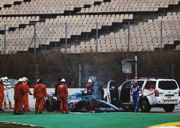 El monoplaza del piloto español se ha roto durante los test realizados esta mañana en el circuito de Montmeló. Han tenido que salir los comisarios con los extintores.