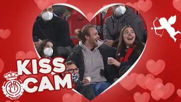 Un aficionado del Mallorca, la 'kiss cam' y lo que ocurre a continuación se ha vuelto viral