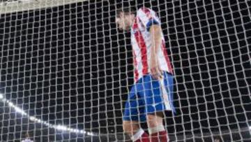 Godín recoge el balón del fondo de la red tras el gol de Agirretxe. Los colchoneros perdieron su segundo partido en la Liga.