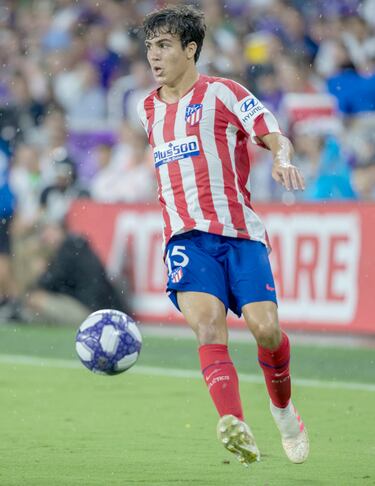 El lateral izquierdo madrileño se formó en las categorías inferiores del Atleti. Con el primer equipo jugó 7 encuentros (30 con el filial) entre 2018 y 2021. 