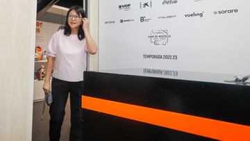 Layhoon Chan, accediendo a la sala de prensa de Mestalla.