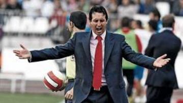 <b>RECONOCIMIENTO. </b>Emery gesticula en el partido ante el Levante.