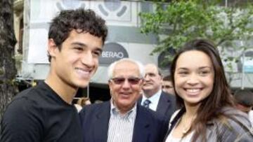 <b>AMOR A LA CATALANA. </b>Coutinho le regaló una rosa a su pareja, Ainê, ante el stand del Espanyol.