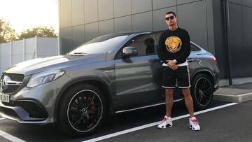 Cristiano Ronaldo y su Mercedes-AMG, parte de su colección de coches de lujo.