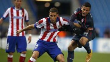 Mario Suárez, disputa por el balón con Omar Elabdellaoui, en el partido con el Olympiakos.