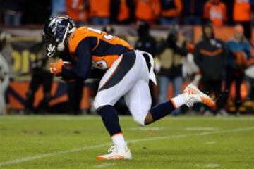 DENVER, CO - JANUARY 17: Von Miller #58 of the Denver Broncos picks up the ball after a fourth down sack against the Pittsburgh Steelers during the AFC Divisional Playoff Game at Sports Authority Field at Mile High on January 17, 2016 in Denver, Colorado.