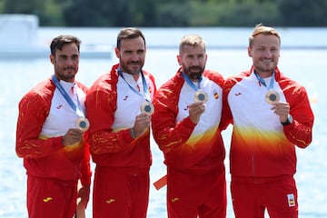 Saúl Craviotto y el resto de componentes del K4 500 posan con la medalla de bronce.