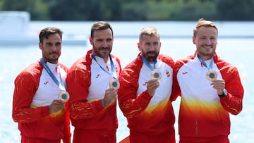 PARIS, FRANCE - AUGUST 08: Bronze medalists Saul Craviotto, Carlos Arevalo, Marcus Cooper and Rodrigo Germade of Team Spain pose on the podium during the Canoe Sprint medal ceremony after the Men's Kayak Four 500m Finals on Day thirteen of the Olympic Games Paris 2024 at Vaires-Sur-Marne Nautical Stadium on August 08, 2024 in Paris, France. (Photo by Charles McQuillan/Getty Images)