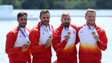 PARIS, FRANCE - AUGUST 08: Bronze medalists Saul Craviotto, Carlos Arevalo, Marcus Cooper and Rodrigo Germade of Team Spain pose on the podium during the Canoe Sprint medal ceremony after the Men's Kayak Four 500m Finals on Day thirteen of the Olympic Games Paris 2024 at Vaires-Sur-Marne Nautical Stadium on August 08, 2024 in Paris, France. (Photo by Charles McQuillan/Getty Images)