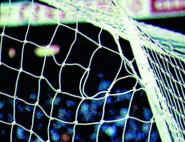 M¨¢xima pol¨¦mica la que gener¨® el gol de Breitner en el Pizju¨¢n y que adelantaba al Madrid en el minuto 46. Seg¨²n Paco, el portero sevillista, el bal¨®n entr¨® justo por el roto de la red. Hab¨ªa otras opiniones que apuntaban a que la fuerza del disparo de Breitner rompi¨® la red. Pero las fotos captadas por el fot¨®grafo de AS Agust¨ªn Vega, despejaron todas las dudas posibles: el gol que subi¨® al marcador fue gol fantasma. El partido de Liga acab¨® 1-1.