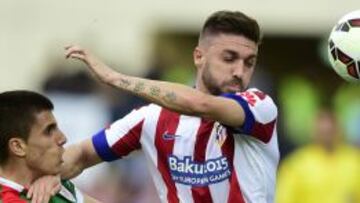 Siqueira defiende un bal&oacute;n en el Atl&eacute;tico-Athletic.
 