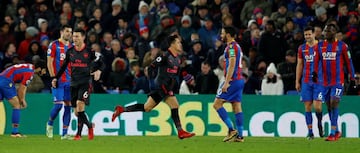 Alexis Sánchez anotó dos goles en la victoria de Arsenal sobre Crystal Palace.