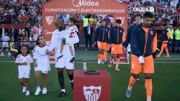 El conjunto rojiblanco se impuso 4-1 en el Sánchez-Pizjuán ante el Barça, que perdió el liderato de LaLiga y ahora queda segundo, por detrás del Real Madrid.