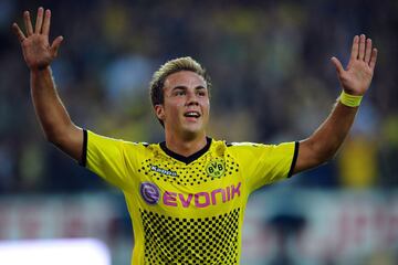 Con 25 años de edad, el delantero alemán ya cuenta con una amplia experiencia. Marcó una etapa con el Borussia Dortmund a inicios de la presente década, lo que levantó las miradas de otros clubes y de la selección nacional. Fue fichado por el Bayer Múnich en 2013 y un año más tarde se erigió como Campeón del Mundo con Alemania, en Brasil, donde levantaron la Copa FIFA gracias a su gol, en tiempo de compensación, frente a Argentina.
