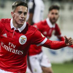 El Benfica, líder provisional tras vencer con doblete de Cervi
