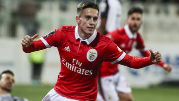 El Benfica, líder provisional tras vencer con doblete de Cervi