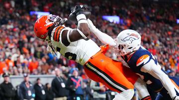 Dec 2, 2024; Denver, Colorado, USA; Cleveland Browns tight end David Njoku (85) scores a touchdown as Denver Broncos safety Brandon Jones (22) defends in the second quarter at Empower Field at Mile High. Mandatory Credit: Ron Chenoy-Imagn Images