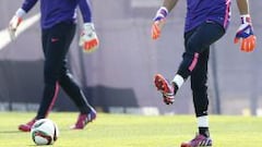 Bravo en un entrenamiento en Barcelona, junto al alem&aacute;n Ter Stegen.