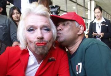 El presidente ejecutivo de AirAsia, Tony Fernandes, pretende besar al empresario británico Richard Branson, durante un evento promocional.