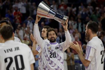 Sergio Llull ofrece la Euroliga a la afición.
