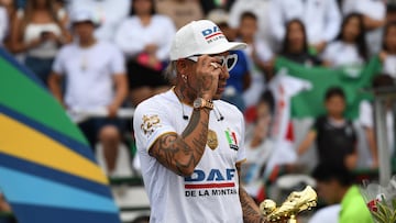 Dayro Moreno felicita a Teo Gutiérrez por su fichaje a Junior.